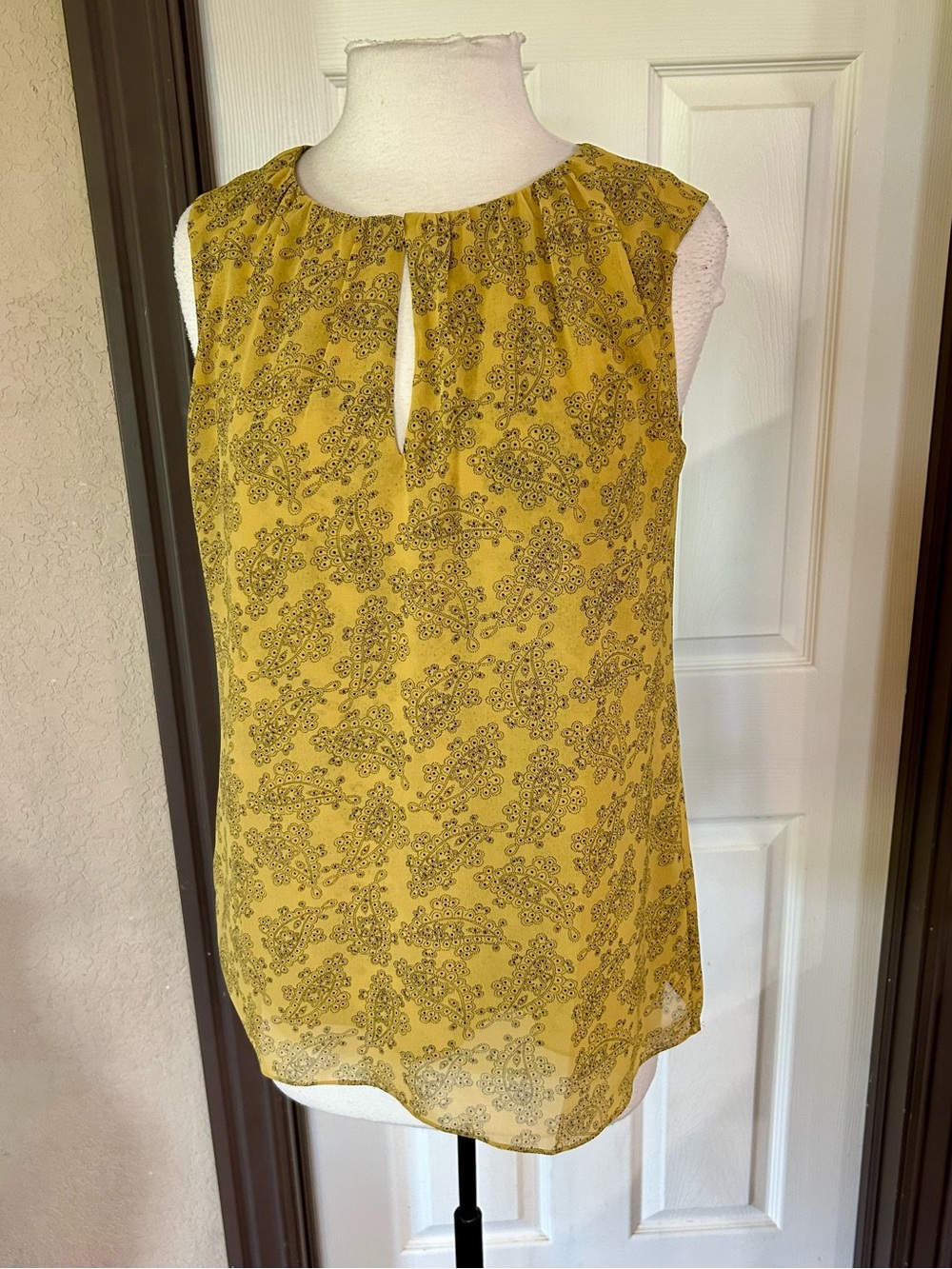 cabi yellow and black paisley Sleeveless blouse